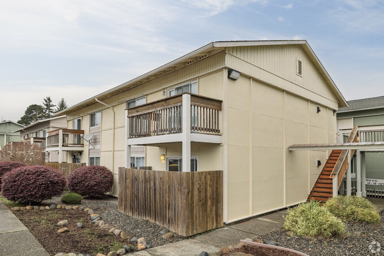 Woodridge Apartments